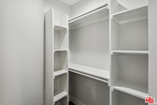 Building Photo - 819 E La Palma Dr