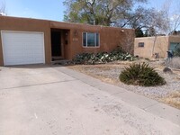 Building Photo - Charming 3-bedroom, 1-bathroom home! Showi...