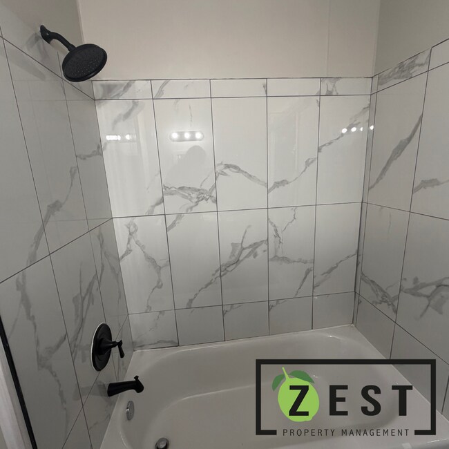 Building Photo - Amazing 3bed 1Bed- $1200