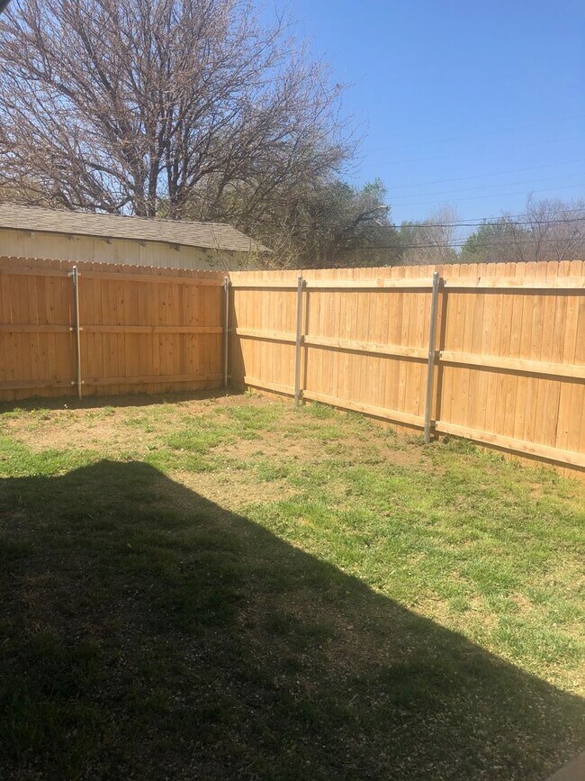 Building Photo - BIVINS ADORABLE 2BEDROOM 1BATH 1CAR GARAGE