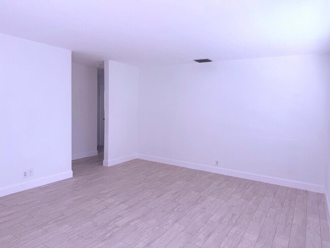 Building Photo - 626 Prosperity Farms Rd