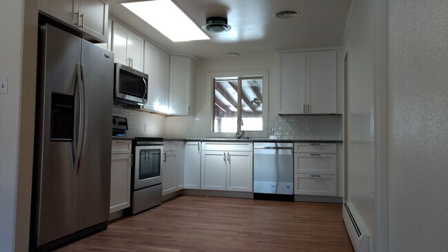 Building Photo - Beautifully Updated Boulder 3Bed/2Bath- Walking distance from CU campus & 29th St Mall! Available...