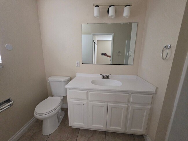 Building Photo - Two Bedroom Two Bathroom Duplex in Hemet!