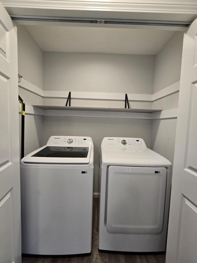 Building Photo - 620 Rainbow Dr