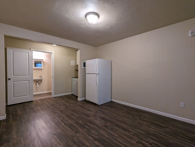 Building Photo - Great 1-Bedroom, 1-Bath Apartment In Springfield With On-site Laundry!