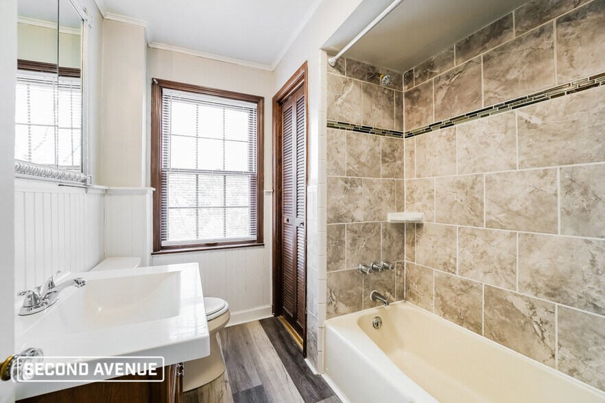 Building Photo - 1304 Bellaire Pl