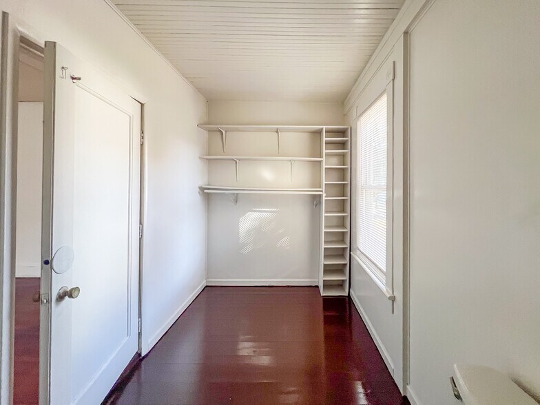 Building Photo - 142 Windsor Ave