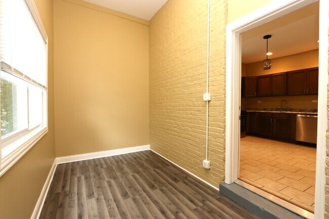 Building Photo - 934 N Lamon Ave
