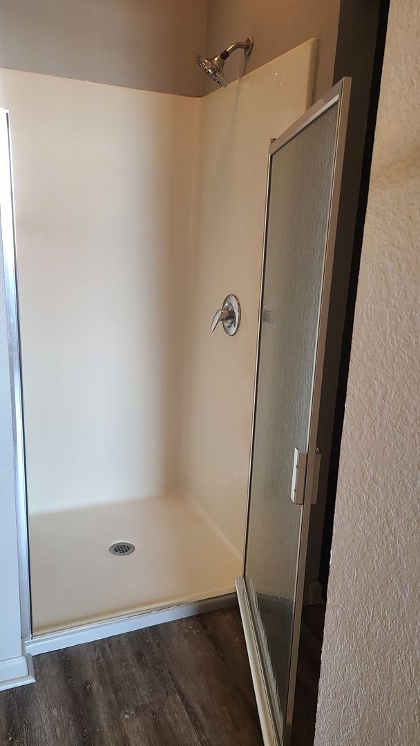 Building Photo - Upgraded 1brm condo with luxury vinyl flooring and modern lighting.