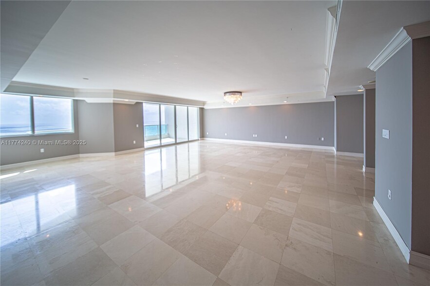 Building Photo - 20201 E Country Club Dr