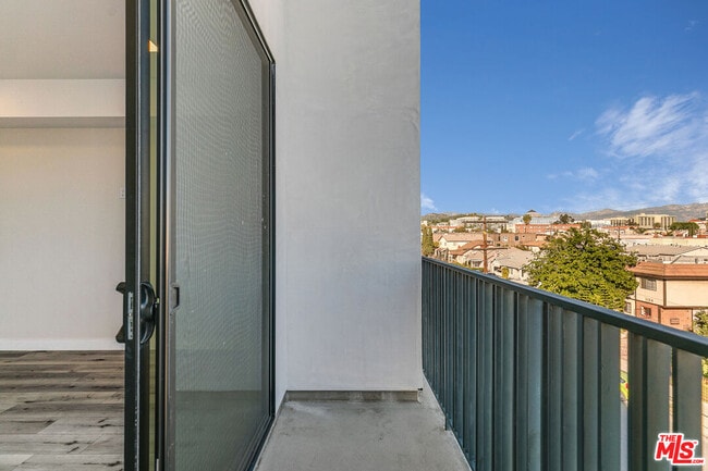 Building Photo - 1111 N Kenmore Ave