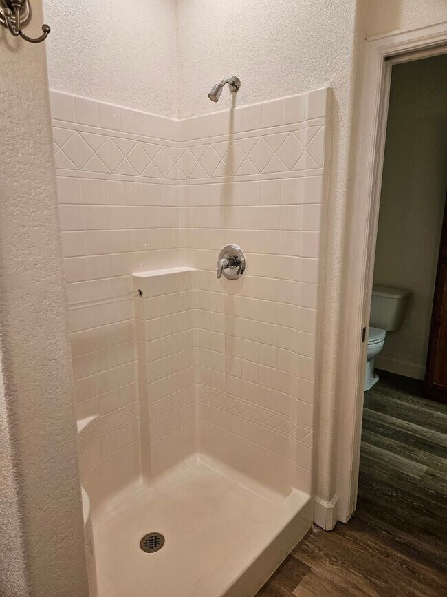 Building Photo - Beautiful 2 Bedroom Condo Avail 9/2