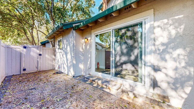 Building Photo - Cozy 2 Bedroom 1.5 Bath with Private Yard and Two Car Garage !