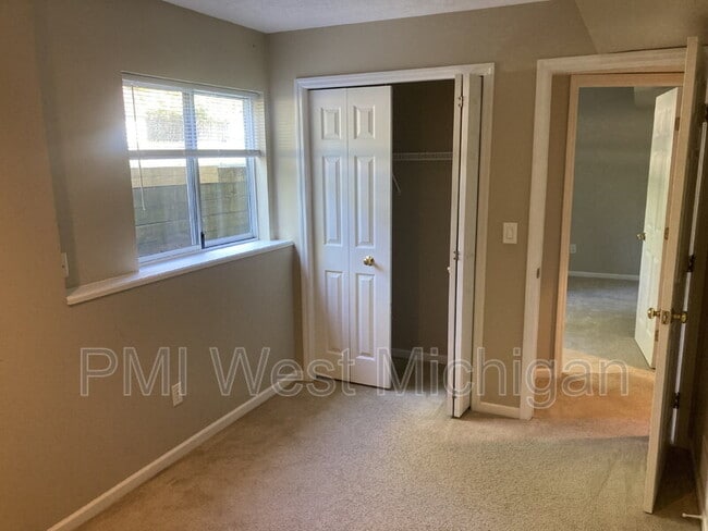 Building Photo - 2673 Woodmeadow Dr SE