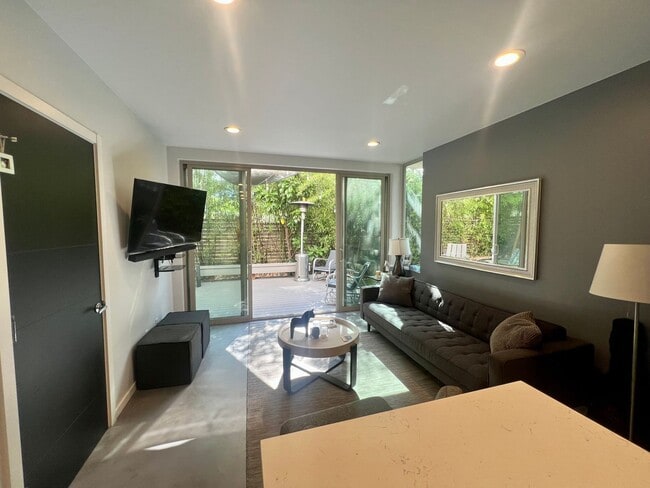 Building Photo - Ballard Townhome