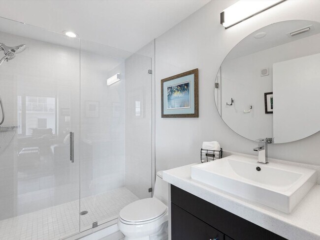 Building Photo - Large Corner Unit at STAR TOWER!