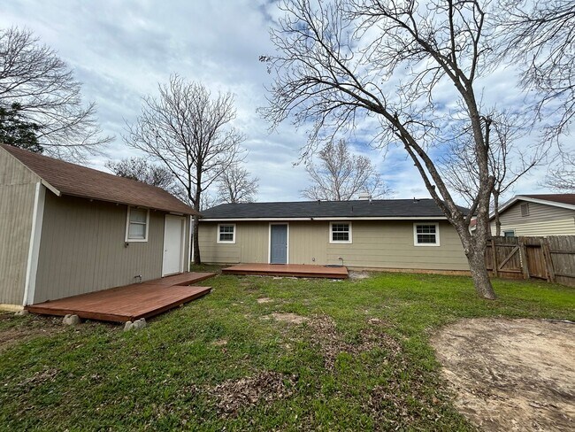 Building Photo - *COMING SOON* Open-Concept 3BD/2BA with Cozy Fireplace & Modern Stainless Kitchen!