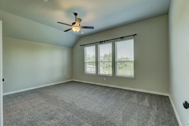 Building Photo - Desirable Home In Valencia Park!