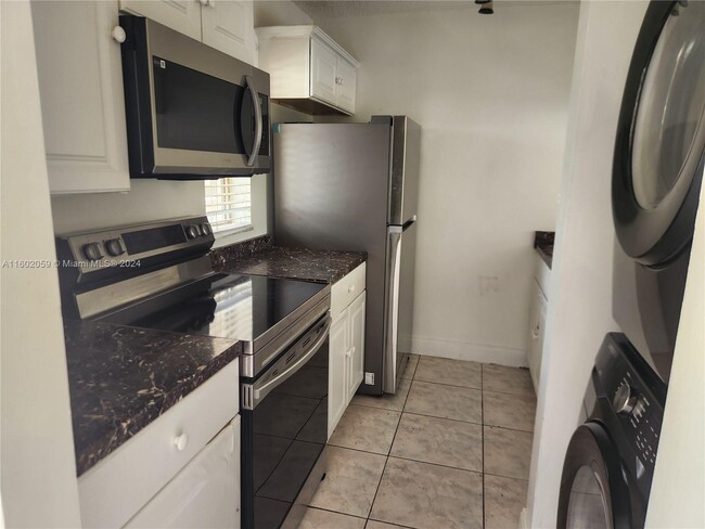 Building Photo - 9962 Twin Lakes Dr