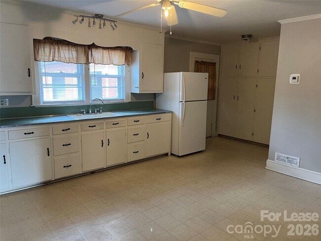 Building Photo - 1047 E Main St