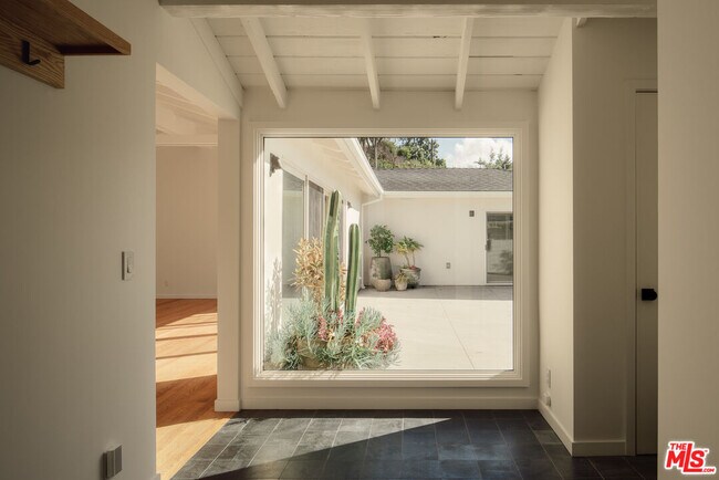 Building Photo - 914 Bienveneda Ave