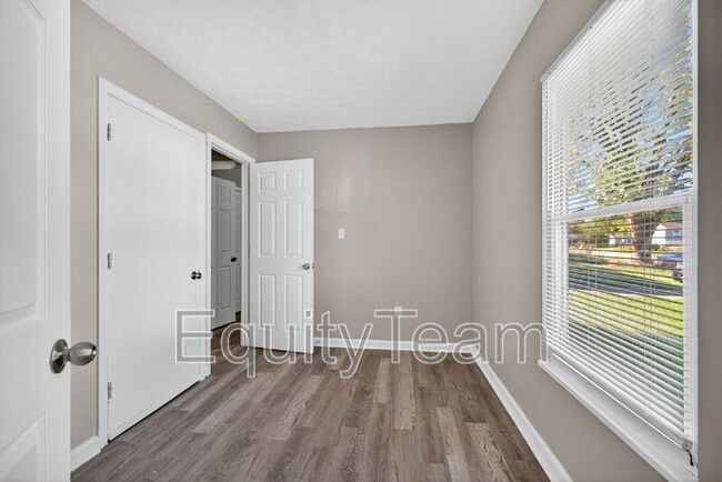 Building Photo - 10032 Regency Ct