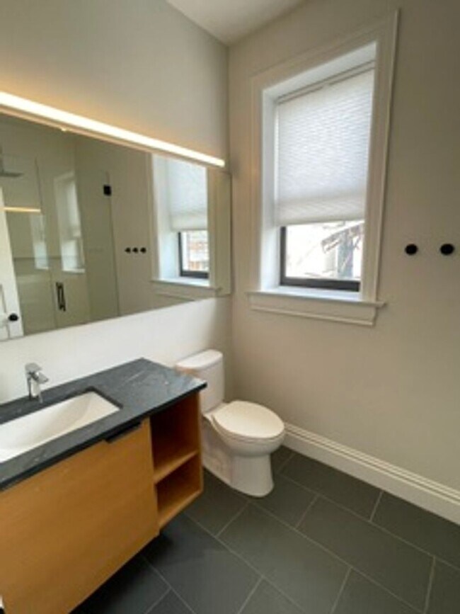 Building Photo - Large tri-level home in excellent condition.  4+ bedrooms, 3.5 bathrooms.
