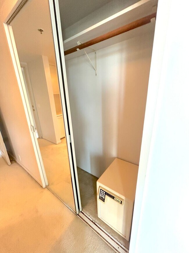 Building Photo - Large 19th Floor Unit with Ocean, City, Mo...