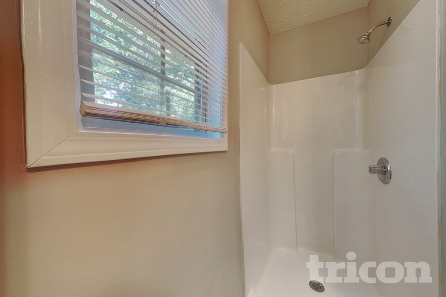 Building Photo - 1024 Weatherwood Pl NE