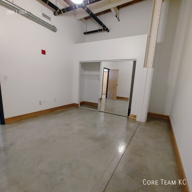 Building Photo - LARGE CORNER LOFT WITH DOWNTOWN VIEWS