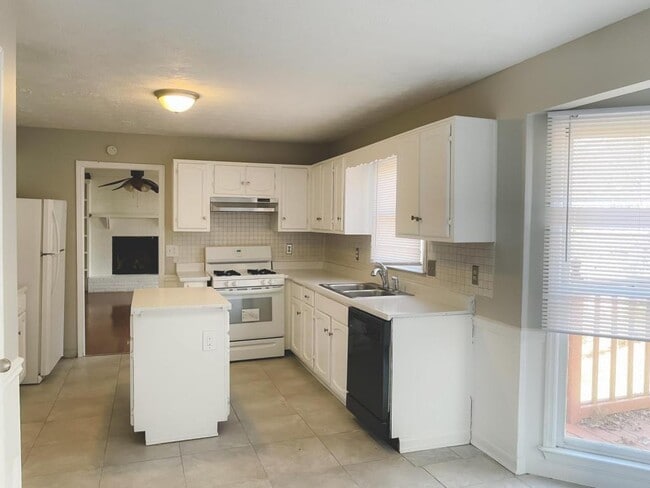 Building Photo - 2021 Hunters Cove Dr