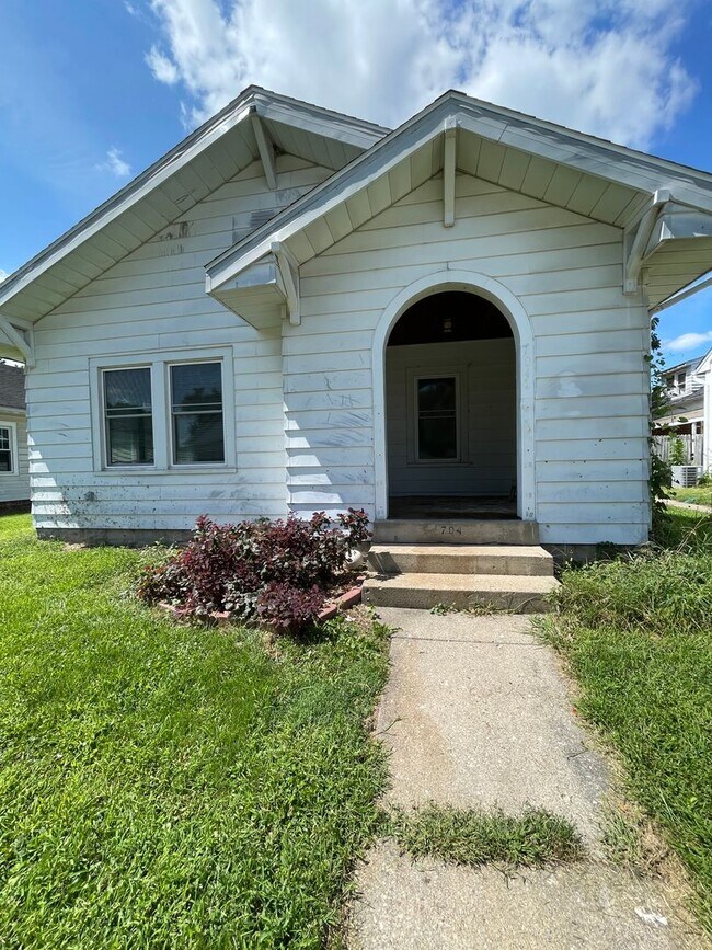 Building Photo - 704 S 26th St