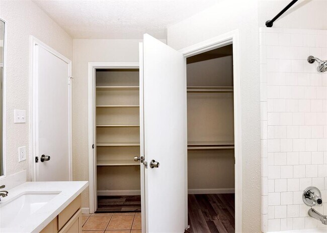 Building Photo - 194 Moonridge Dr
