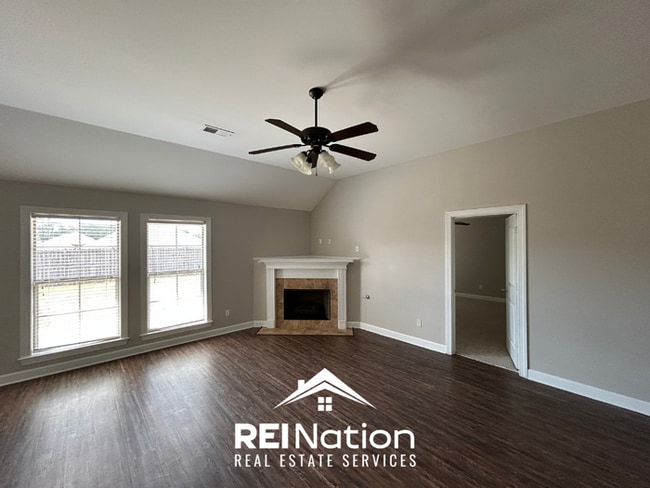 Building Photo - SOUTHAVEN STUNNER! 3BR/2BA | Vaulted Ceilings & Fireplace | Fenced Yard!