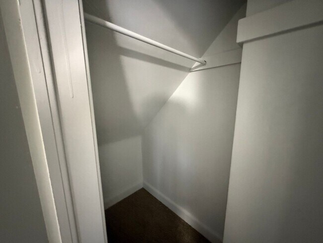 Building Photo - Renovated 2-Bedroom Home – We Welcome Sect...