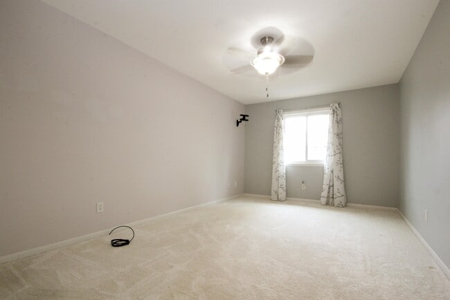 Building Photo - 4418 Clover Ln