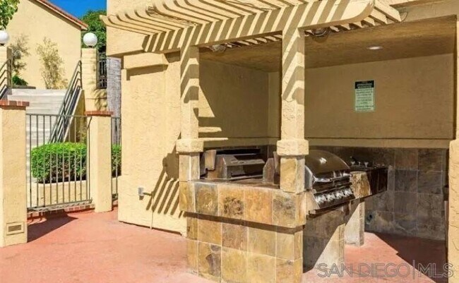Building Photo - 7405 Charmant Dr