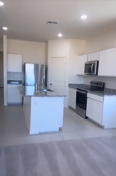 Kitchen - 4128 E REYNOLDS Dr