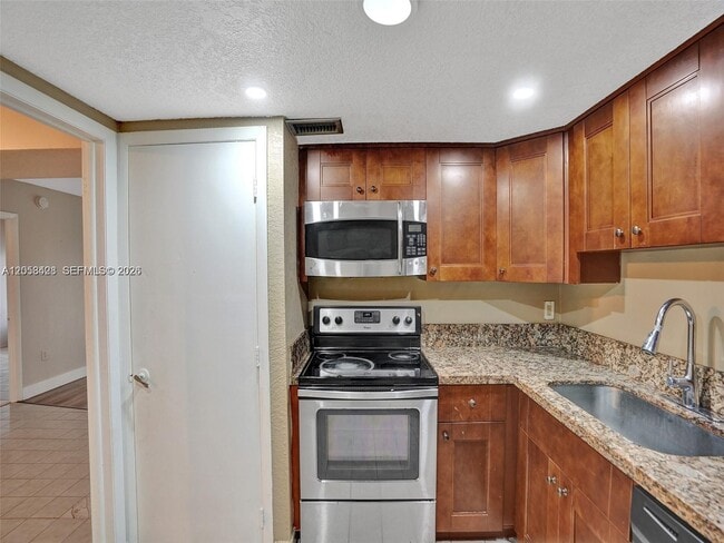 Building Photo - 4166 Inverrary Dr