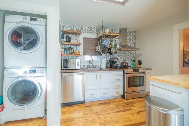 Building Photo - 2 bedroom 2 bath Madison cottage