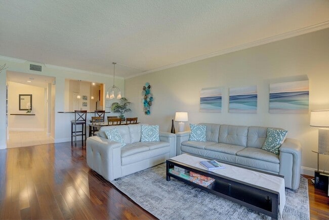 Building Photo - 500 Uno Lago Dr