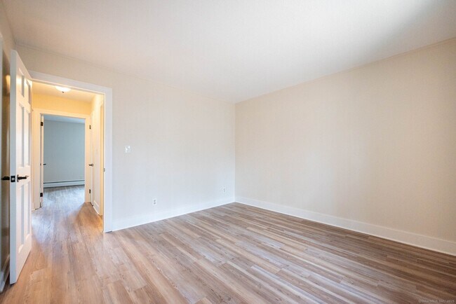 Building Photo - 549 Russell Rd