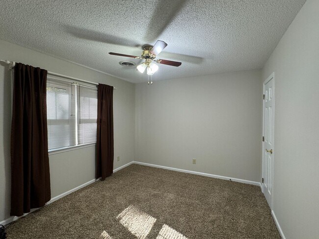 Building Photo - 3BR/2.5BA Home on 1 Acre in Spring Lake
