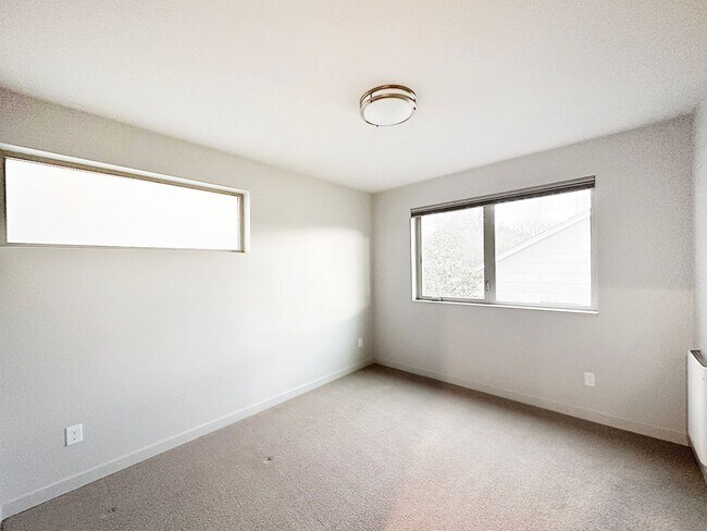 Building Photo - 3bd/2ba Seattle Townhome