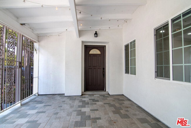 Building Photo - 328 S Sycamore Ave