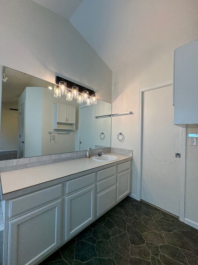 Building Photo - Beautiful Home in W Fort Collins