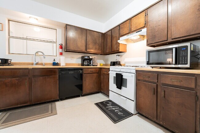 Building Photo - Executive Rental **Stylish & Fully Furnished 2-Bedroom in the Heart of Farmington – Flexible Leas...
