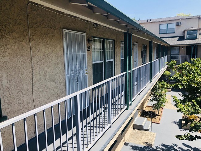 Building Photo - 410 S Sierra Madre Blvd