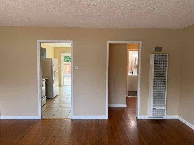 Building Photo - Updated 2 Bed/1 Bath 900 Sq.ft Duplex with...