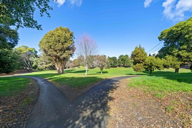 Building Photo - 882 Coral Ridge Cir